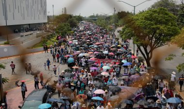 Chiapas se suma a protesta nacional de maestros; marchan e instalan plantón por paro indefinido