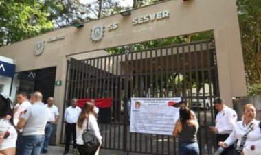 Trabajadores de vectores de salud, realizan paro de brazos caídos, exigen mejores condiciones laborales.