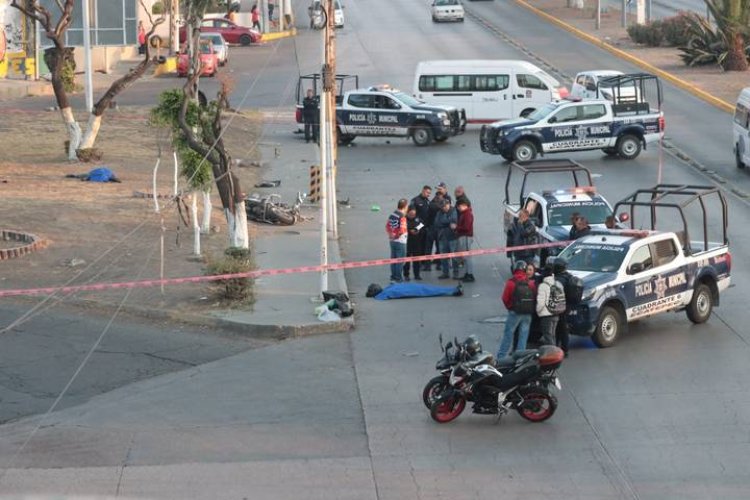 Camioneta atropella a dos personas que viajaban en motocicleta en Ecatepec, Edomex