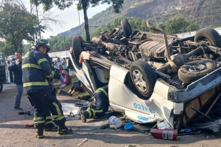 Camioneta de pasajeros se accidenta en calzada Ignacio Zaragoza; hay al menos dos muertos