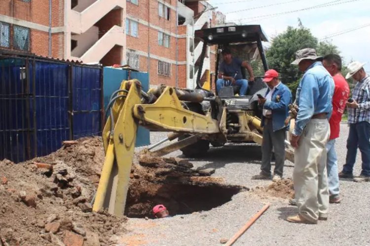 Pipa de agua cayó en socavón provocado por fuga de agua en Tultitlán