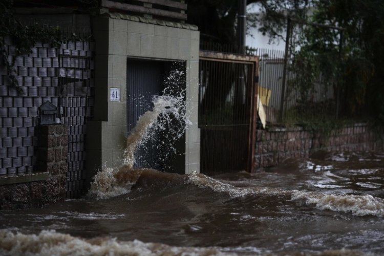 Continúan más de 120 personas desaparecidas por inundaciones en Brasil