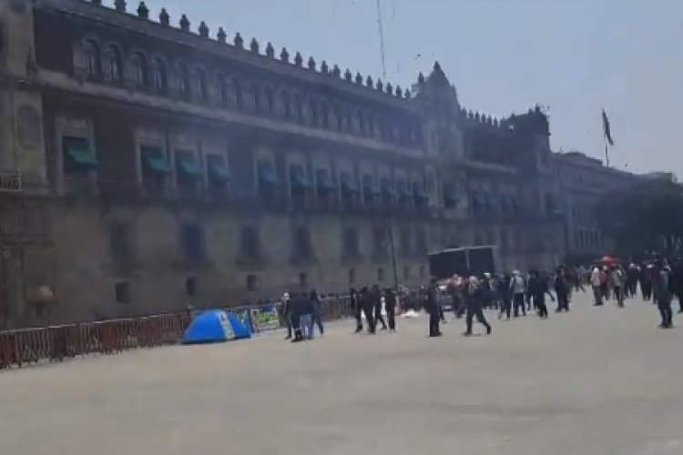 Reportan ataque con petardos de normalistas a Palacio Nacional en CDMX