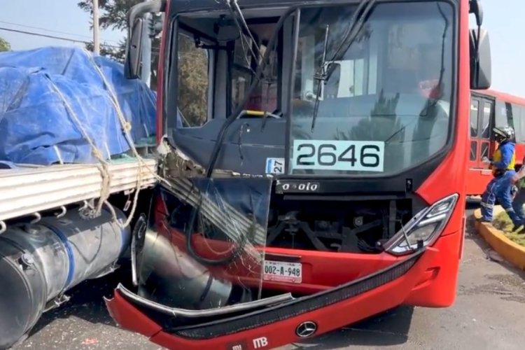 Tráiler invade carril del Metrobús en CDMX y deja seis lesionados