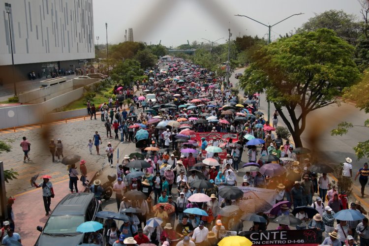 Chiapas se suma a protesta nacional de maestros; marchan e instalan plantón por paro indefinido