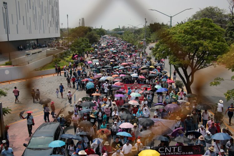 Chiapas se suma a protesta nacional de maestros; marcha e instalan plantón por paro indefinido