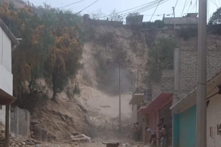 Deslave por lluvias en cerro de Ecatepec deja enterrada una casa
