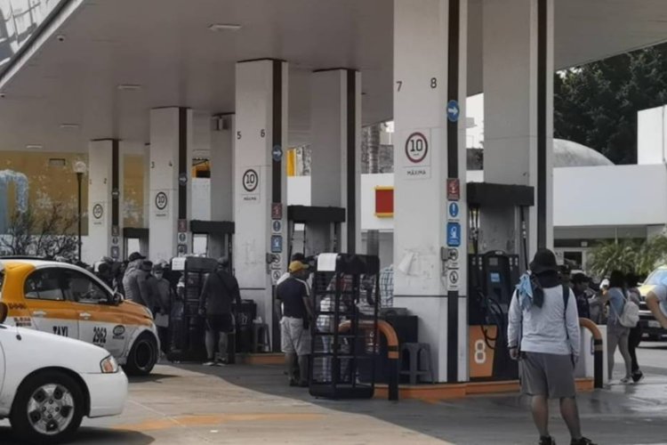 CNTE toma gasolineras y regala combustible en Chiapas