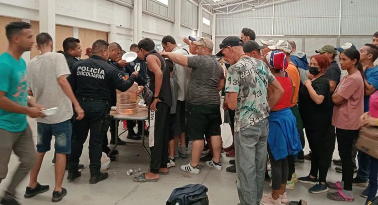 Rescatan más de 200 migrantes abandonados en una bodega en Chicoloapan, EDOMEX