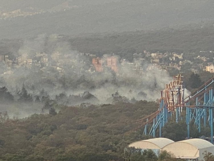 Reportan fuerte incendio al sur de la CDMX en bosque cercano a Six Flags