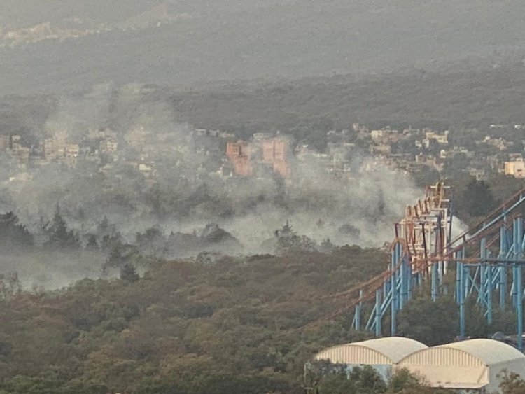 Reportan fuerte incendio al sur de la CDMX en bosque cercano a Six Flags