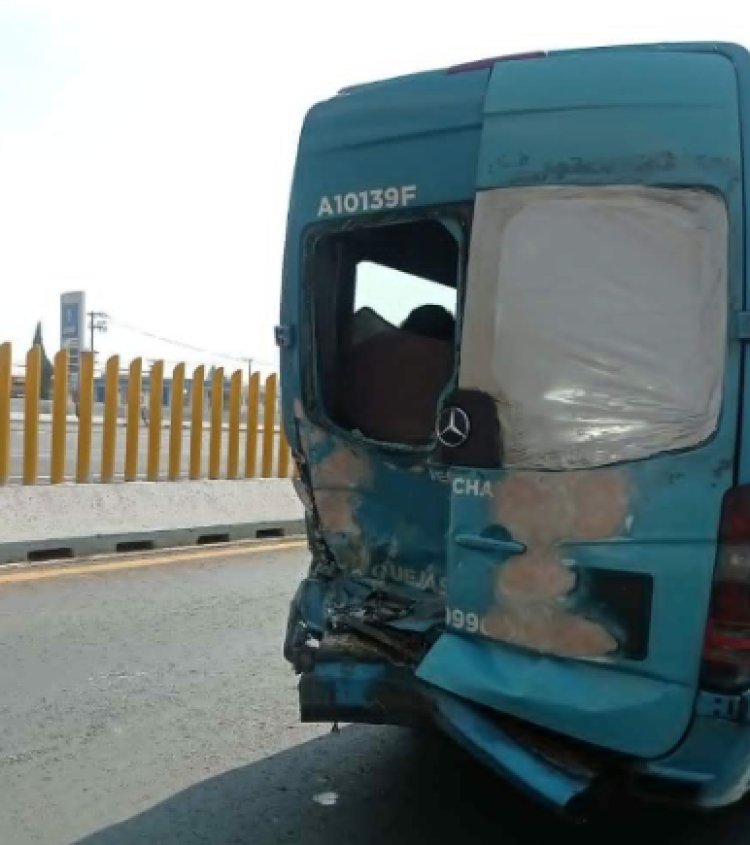 Choque de unidades de transporte público sobre la México-Puebla deja lesionados