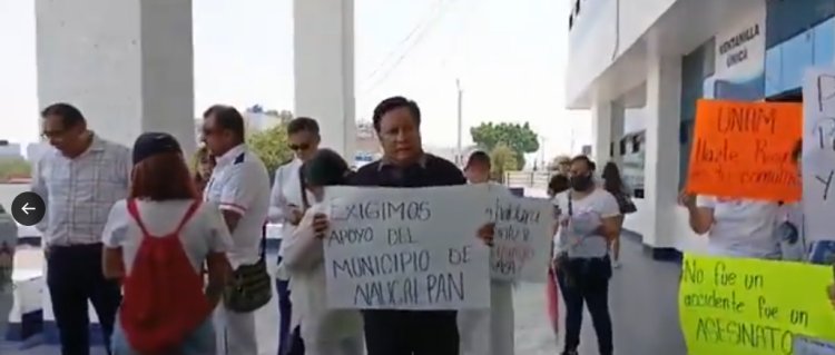 Manifestantes exigen justicia frente a CCH Naucalpan tras muerte de alumno de FES Acatlán