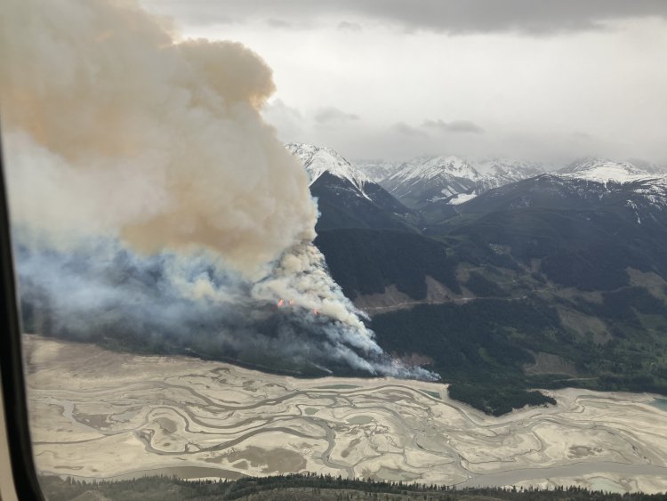 Miles de personas fueron desalojadas en Canadá por incendios forestales