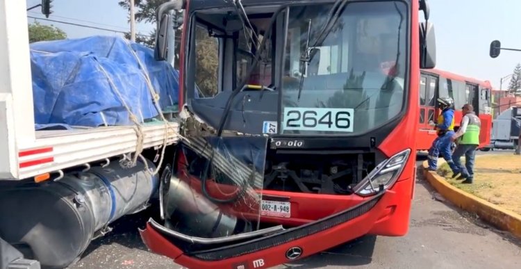 Tráiler invade carril del Metrobús en CDMX y deja seis lesionados