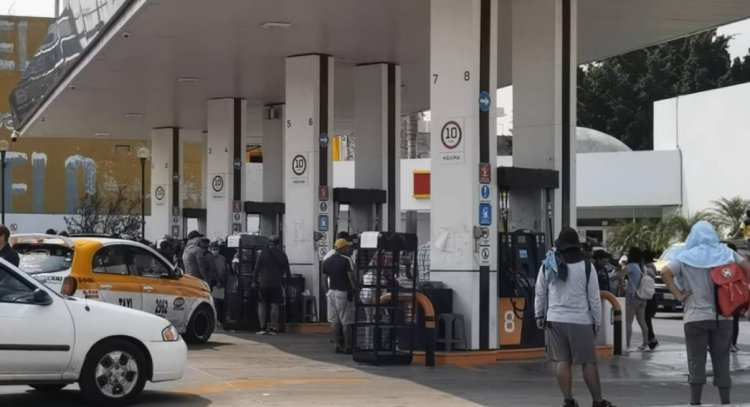 CNTE toma gasolineras y regala combustible en Chiapas
