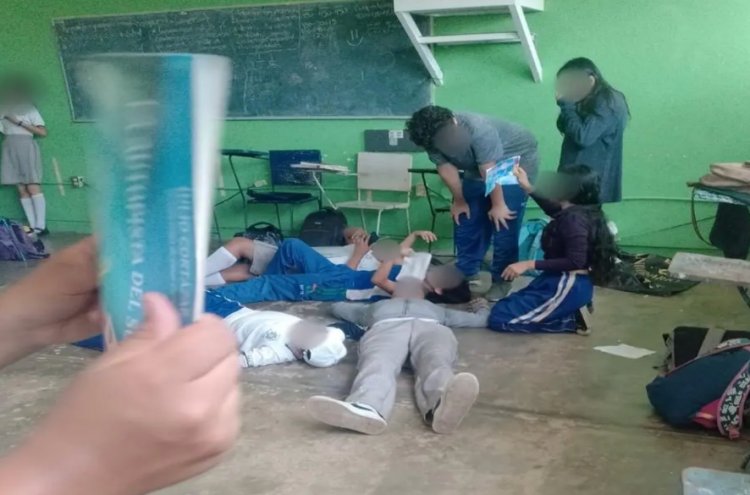 Maestro encierra a sus alumnos sin aire acondicionado en Coatzacoalcos