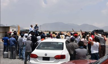 Campesinos de Totalco retiene al alcalde de Perote, exigen solución a sus demandas.