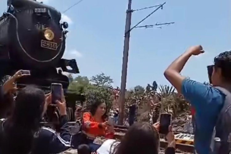 Mujer fallece al ser embestida por intentar tomarse selfie con locomotora “La Emperatiz”
