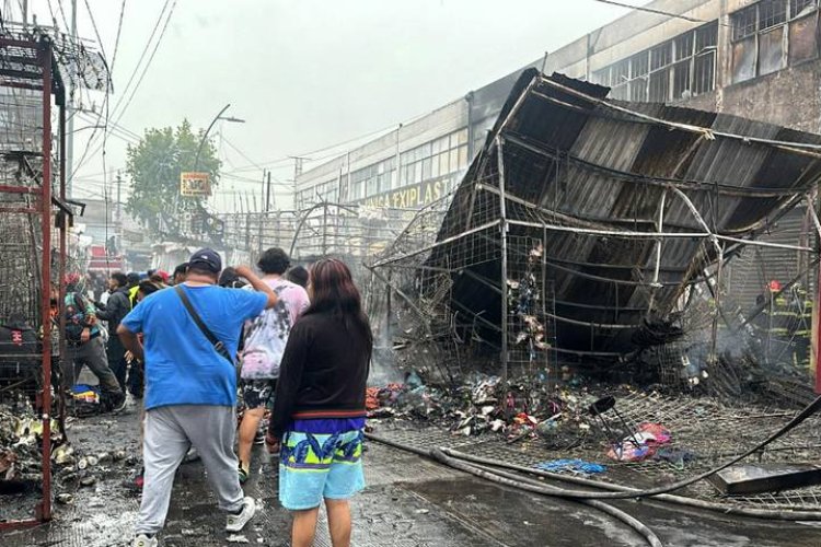 Incendio en la Merced deja consume al menos 20 puestos en su totalidad