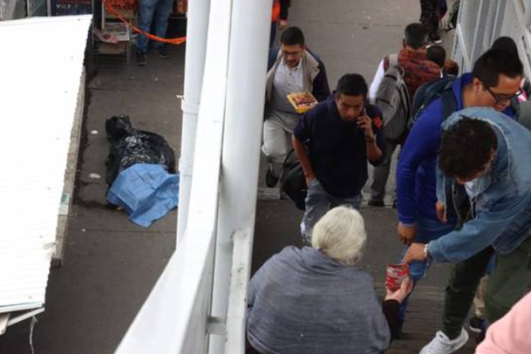 Hallan hombre muerto entre puestos de comida afuera del Metro Acatitla