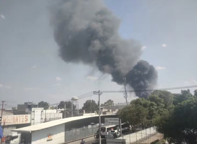Se registra incendio en Ecatepec en el interior de una bodega de plásticos