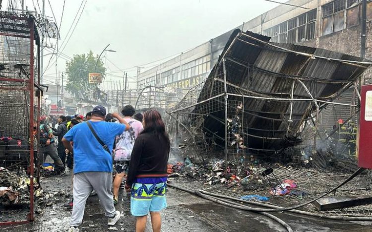 Incendio en la Merced deja consume al menos 20 puestos en su totalidad