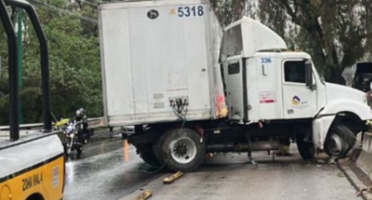 Reportaron accidente de tráiler en la avenida Insurgentes en la alcaldía Coyoacán