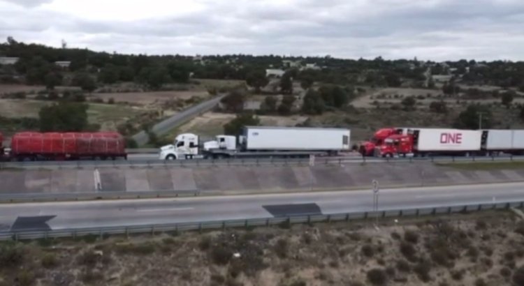 Alertan en Nezahualcóyotl por combustible que brota de la coladera