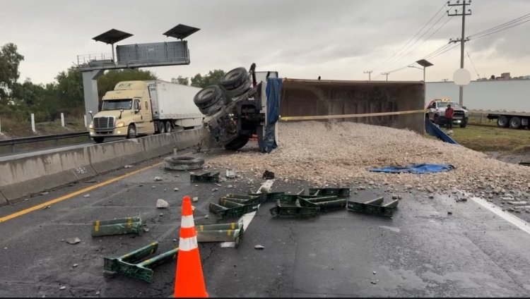 Tráiler vuelca en Ecatepec y ocasiona caos vial