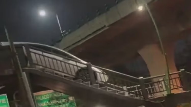 Automovilista intenta cruzar puente peatonal y atora su carro en Naucalpan