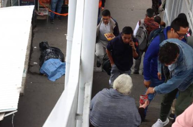 Hallan hombre muerto entre puestos de comida afuera del Metro Acatitla