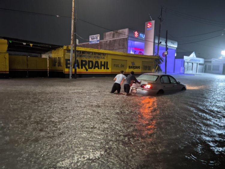 Inundaciones paralizan a la capital de Nayarit