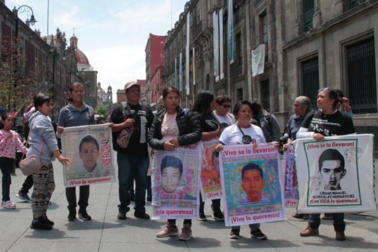 Padres de normalistas de los 43 Ayotzinapa se reunirán con Sheinbaum a finales de mes