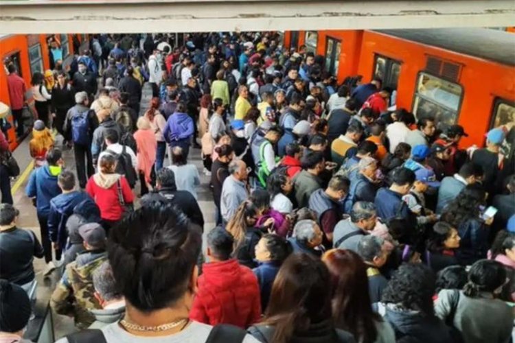 Colapsan varias Líneas del Metro CDMX y éste afirma que no hay ningún problema