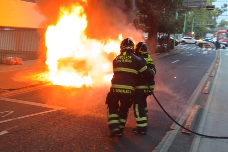 Sofocan incendio de camioneta en colonia Álamos, CDMX