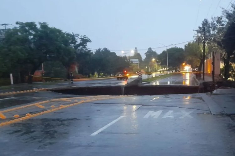 Tras fuertes lluvias aparece socavón gigante en Zapopan, Jalisco