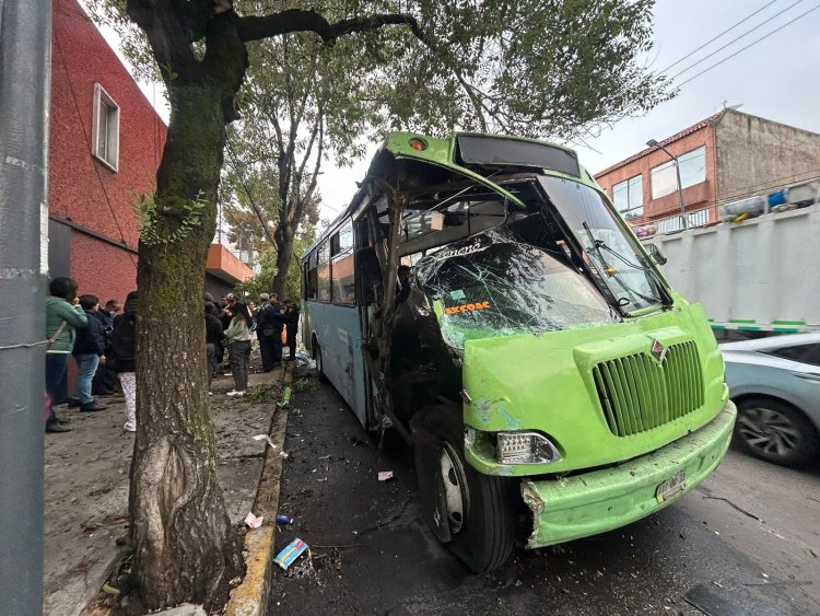 Camión de pasajeros choca contra árbol y deja más de 10 lesionados en la Álvaro Obregón