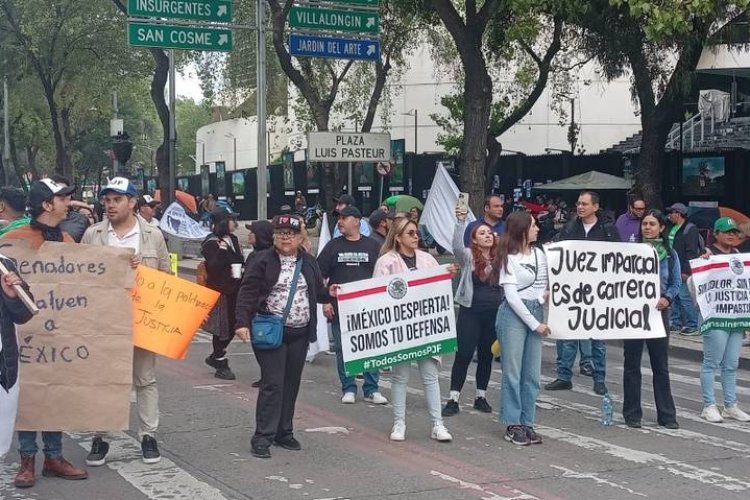 Trabajadores del Poder Judicial bloquean accesos al Senado en Paseo de la Reforma