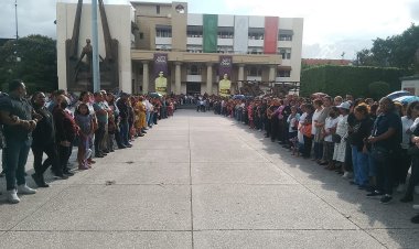 Entre llantos y gritos de justicia, dan el último adiós al alcalde de Chilpancingo, Alejandro Arcos