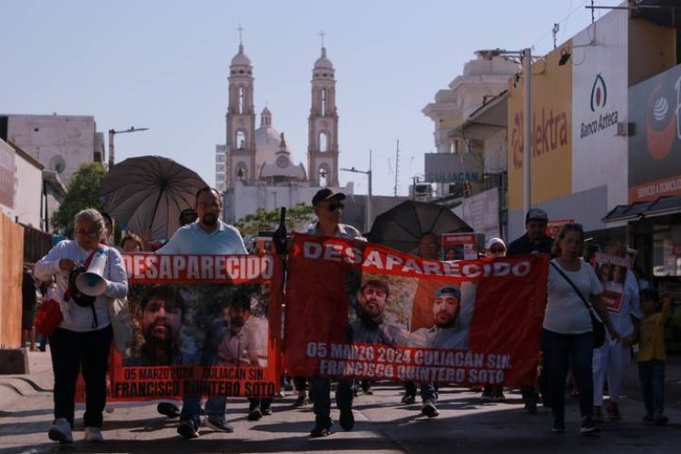 Madres buscadoras realizan marcha por un alto a la violencia en Culiacán, Sinaloa
