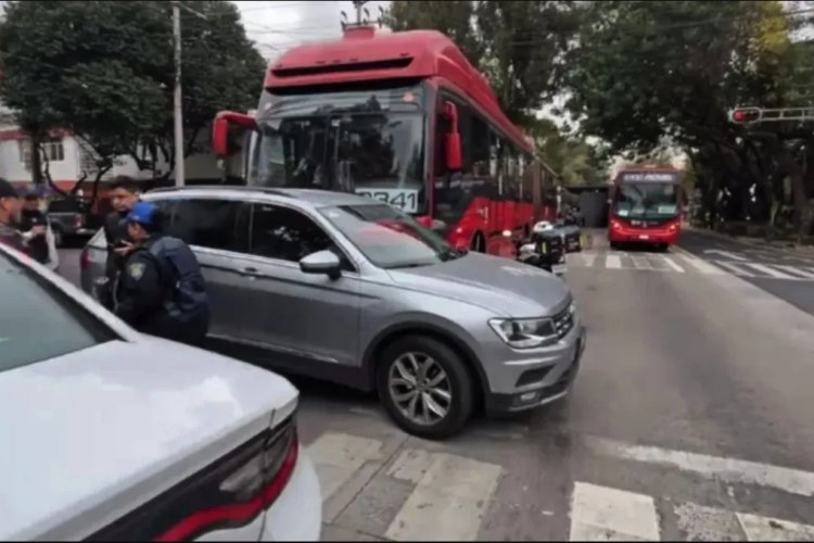 Al menos 10 heridos deja choque entre Metrobús y camioneta en Eje 4