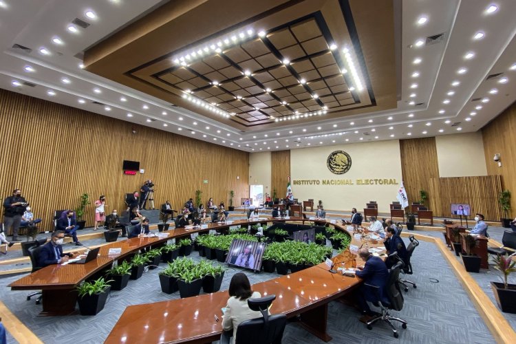 Multan a consejeros del INE por desacatar una suspensión contra la reforma judicial