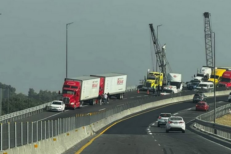 Choque de tráilers en el Circuito Exterior Mexiquense ocasiona caos vial