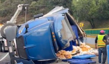 Vuelca tráiler que transportaba pollo crudo en la México-Cuernavaca y provoca caos vial