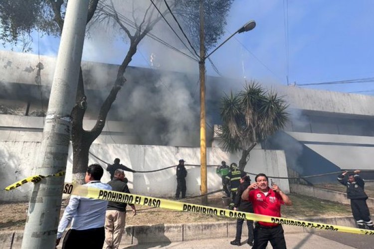Reportan incendio en oficinas de la Fiscalía de Justicia de la CDMX