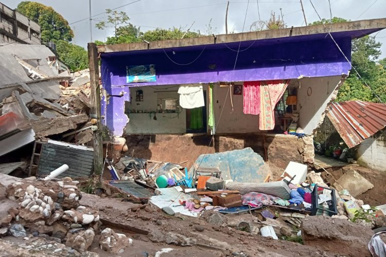Lluvia deja dos viviendas colapsadas y daños significativos en seis casas más en Tlapacoyan, Veracruz