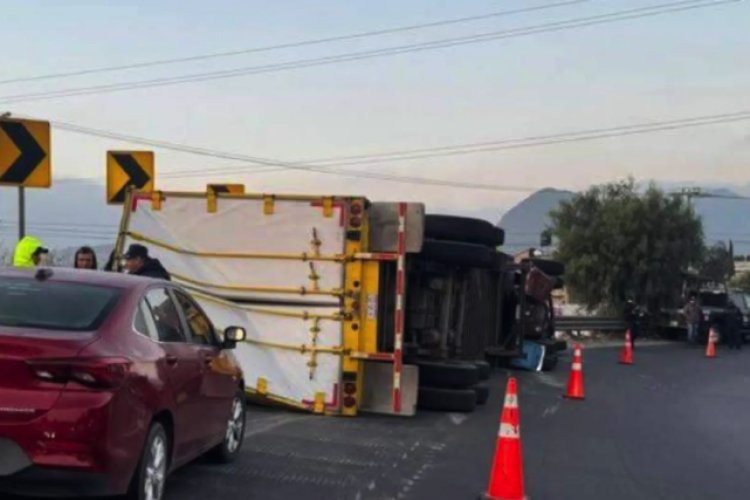 Vuelca tráiler en el Circuito Exterior Mexiquense a la altura de Ecatepec