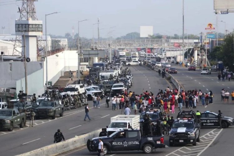 Reportan motín en penal de Villahermosa, Tabasco; también bloqueos y quema de vehículos en otros puntos