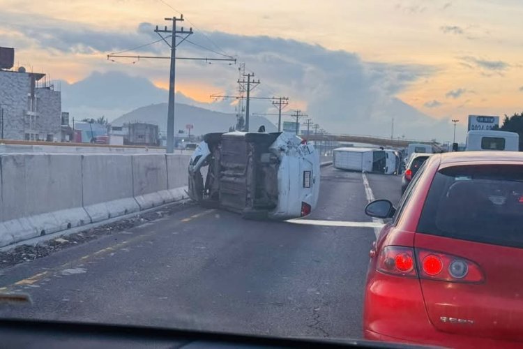 Accidente en la México-Puebla provoca volcadura de unidad de transporte público y otro auto más